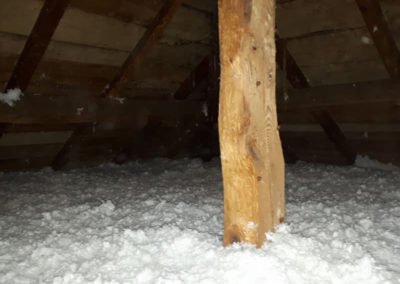 Couches d'isolant posé dans les combles