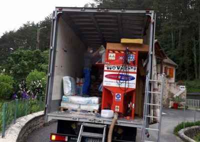 Camion de Languedoc Isolation chargé d'une machine à souffler