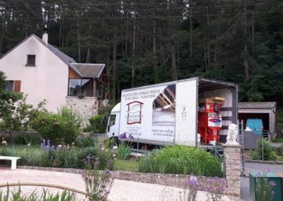 Camion de Languedoc Isolation devant une maison