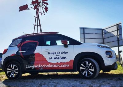 Voiture de Languedoc Isolation avec une photo de chien et logo Temps de chien dans la maison