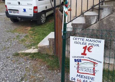 Logo de Languedoc isolation affiché sur la clôture d'une maison