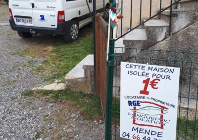 Logo de Languedoc isolation affiché sur la clôture d'une maison